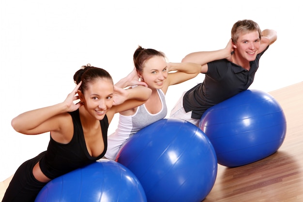 Le persone raggruppano facendo esercizi di fitness