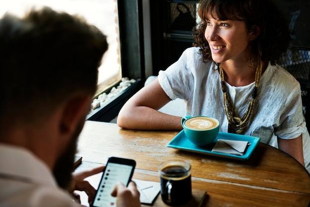 無料写真 コーヒーショップで一緒に人との付き合い