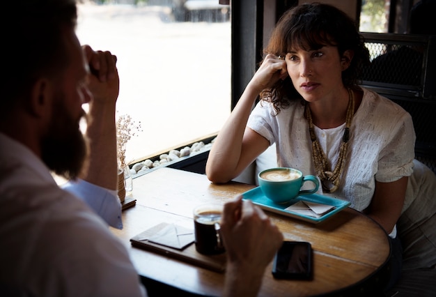 La gente ritrova insieme alla caffetteria