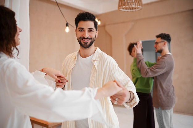 Foto gratuita gente che ha un incontro casuale a tema di salsa