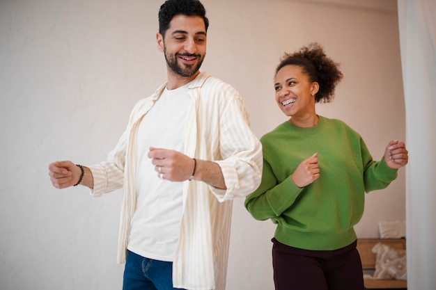 Foto gratuita gente che ha un incontro casuale a tema di salsa