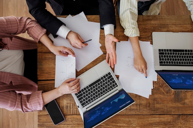 Foto gratuita persone che hanno un dibattito mentre guardano oltre il computer