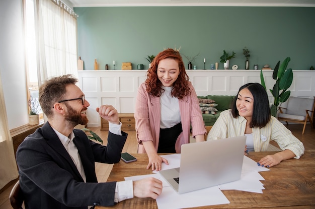 Foto gratuita persone che hanno un dibattito mentre guardano oltre il computer