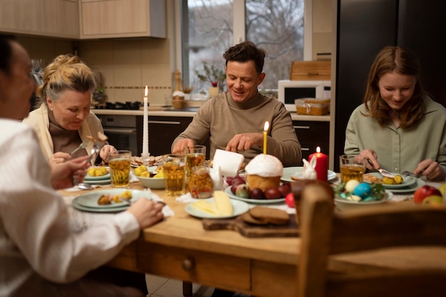 Foto gratuita persone che cenano a casa per celebrare la pasqua greca