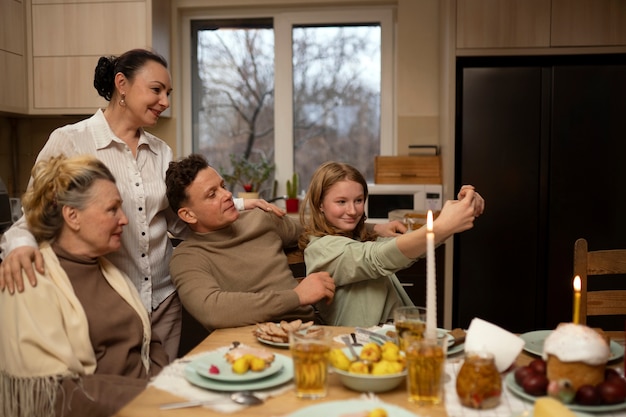 Foto gratuita persone che cenano a casa per celebrare la pasqua greca