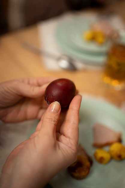 ギリシャのイースターを祝って家で夕食をとる人々