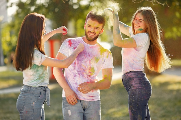 Free photo people having fun in a park with holi paints