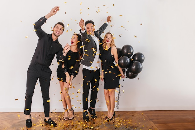 Free photo people having fun at the party with black balloons and confetti