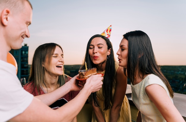 Foto gratuita persone che si divertono alla festa sul tetto