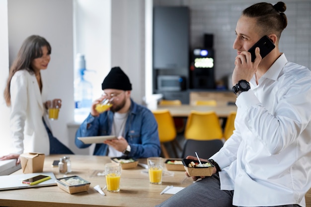 Foto gratuita persone che si divertono durante le pause