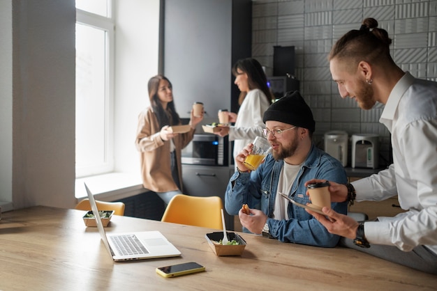 Foto gratuita persone che si divertono durante le pause