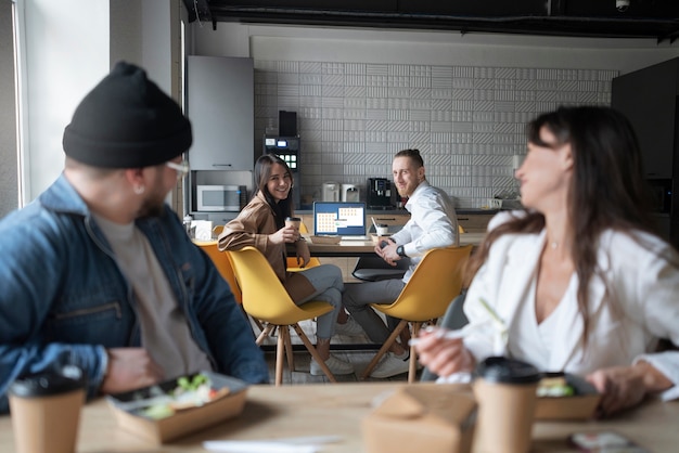 Foto gratuita persone che si divertono durante le pause