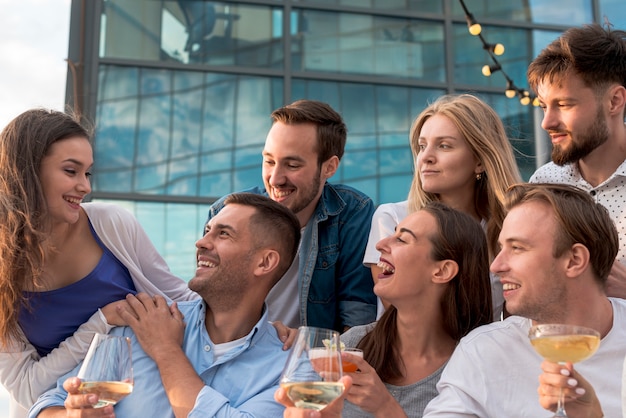 Foto gratuita le persone si divertono a una festa