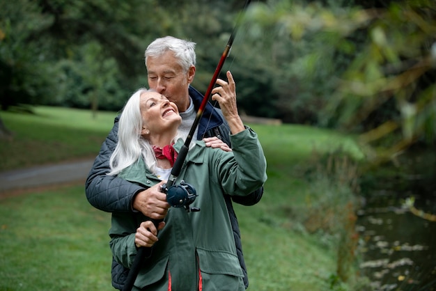 Foto gratuita persone che hanno un'attività di pensionamento felice