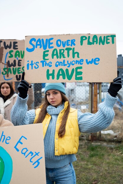 Foto gratuita persone che protestano per la giornata mondiale dell'ambiente