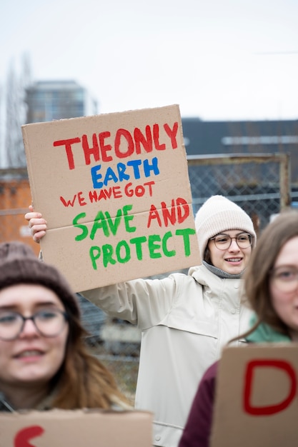 Foto gratuita persone che protestano per la giornata mondiale dell'ambiente