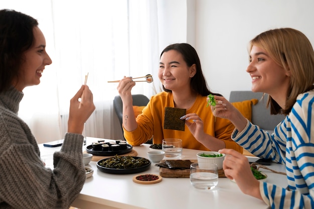 무료 사진 집에서 김밥을 먹는 사람들