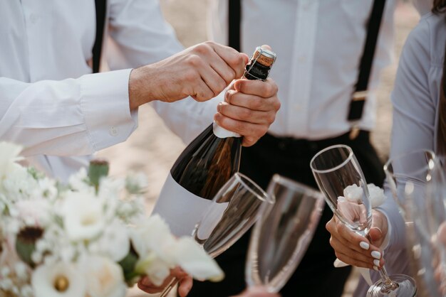 ビーチでの結婚式で飲み物を飲む人