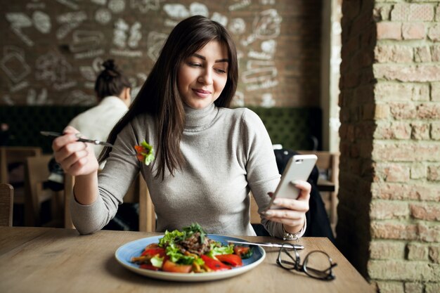 人々健康な幸せな食事の女性