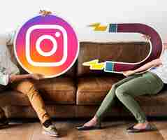 Foto gratuita persone in possesso di un icona di instagram