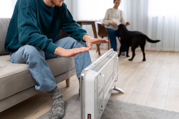 Foto gratuita persone a casa con cane e stufa