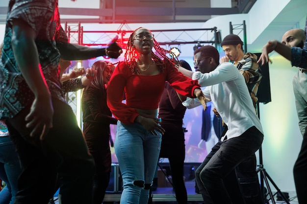 Бесплатное фото Люди импровизируют танцевальную битву в клубе