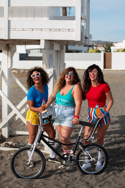 Бесплатное фото Люди в восьмидесятых эстетическая летняя одежда