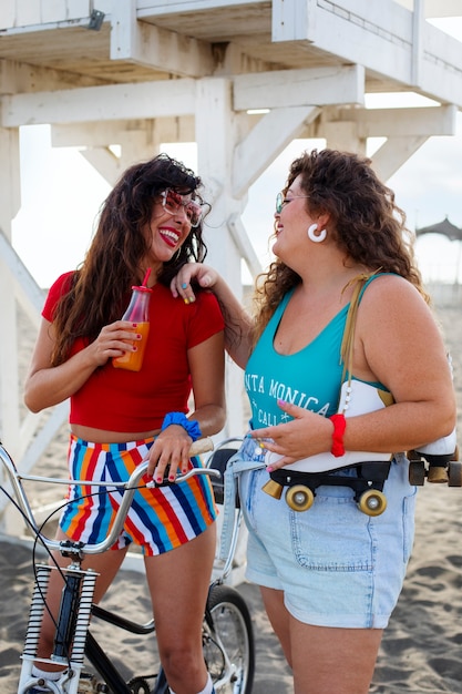 무료 사진 80년대의 사람들은 미학적인 여름 옷을 입습니다.