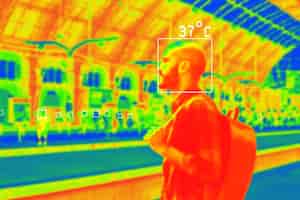 Бесплатное фото Люди в красочном тепловом сканировании с температурой в градусах цельсия