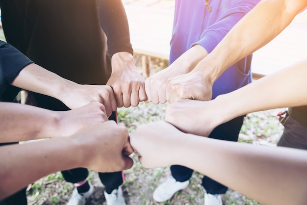 Foto gratuita le persone si uniscono le mani durante il loro lavoro: il concetto di impegno umano