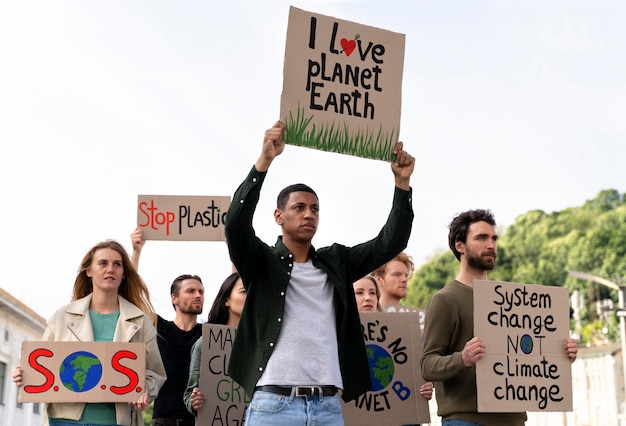 Foto gratuita persone che si uniscono a una protesta per il riscaldamento globale