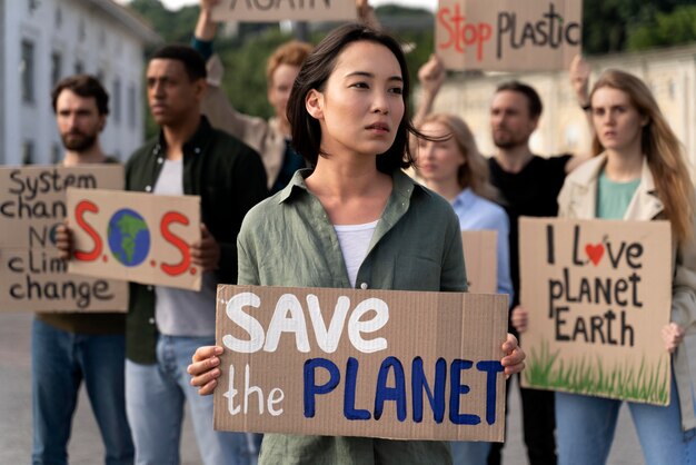 지구 온난화 시위에 참여하는 사람들