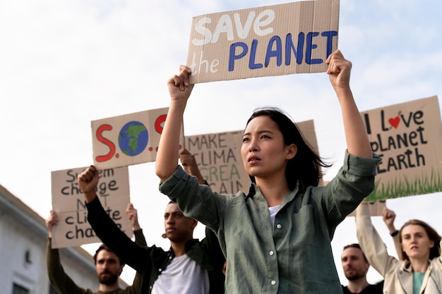 Foto gratuita persone che si uniscono a una protesta per il riscaldamento globale