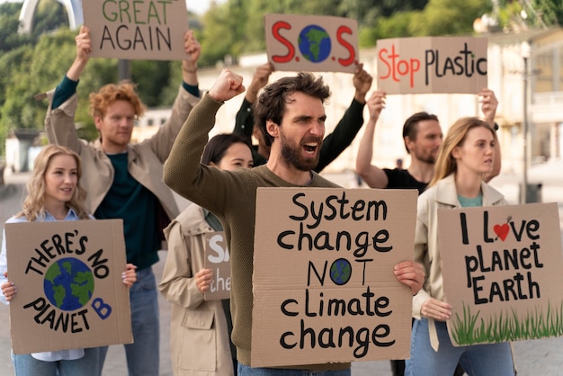 지구 온난화 시위에 참여하는 사람들
