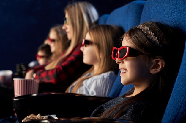 人々、子供たちは映画館で3 dメガネで映画を見てください。