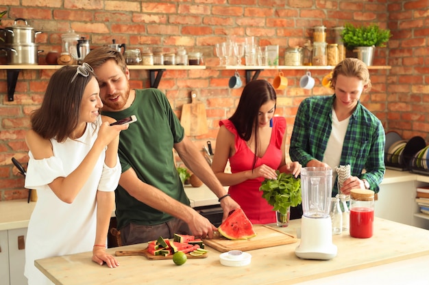 Foto gratuita persone in cucina