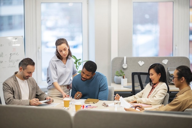 職場で新しい言語を学ぶ人々