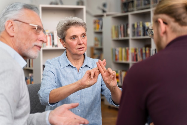 Persone che imparano insieme da vicino