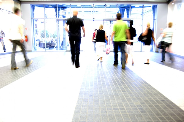 Le persone che lasciano il centro commerciale