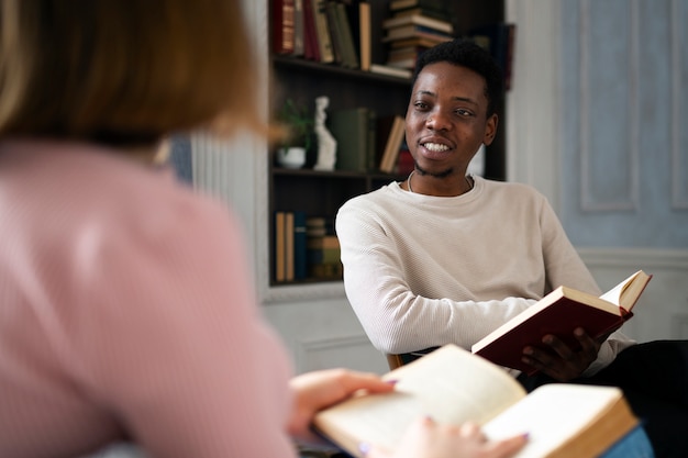 Foto gratuita le persone in biblioteca o in un club di lettura imparano dai libri