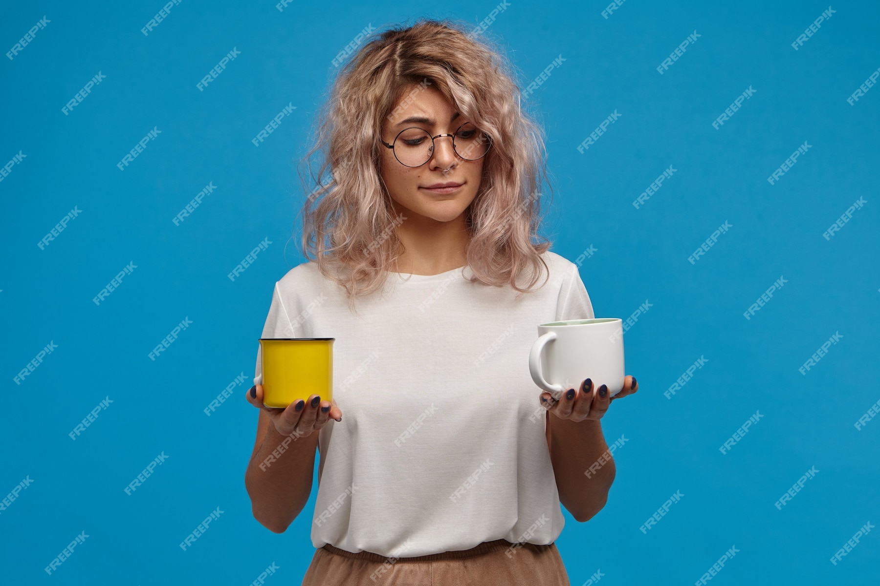 Free photo people, lifestyle, beverage and food concept. funny indecisive doubtful young woman with messy pinkish hair