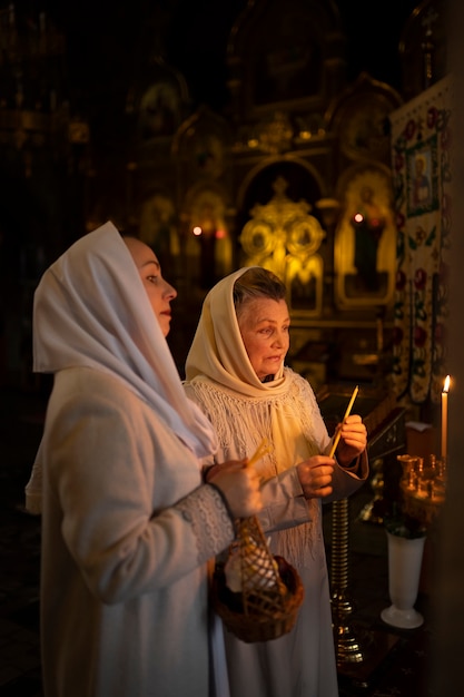 Люди зажигают свечи в церкви в честь греческой пасхи