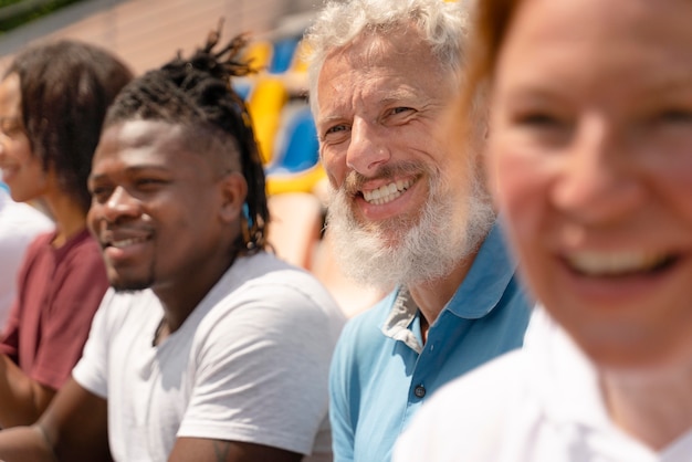 Persone che guardano una partita di calcio in una giornata di sole