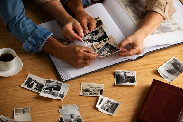 Persone che guardano oltre l'album delle foto