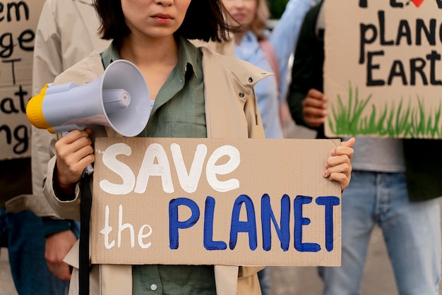 地球温暖化の抗議で行進している人々