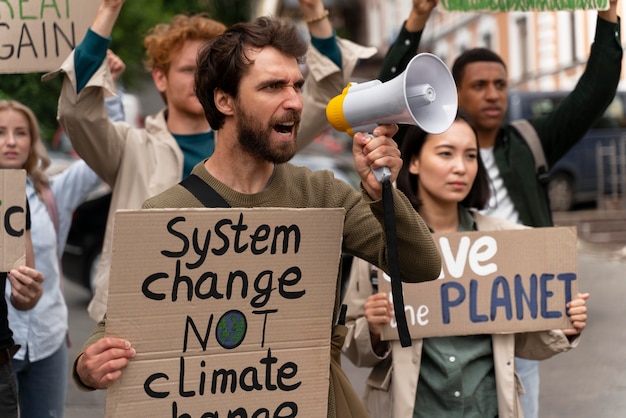 地球温暖化の抗議で行進している人々