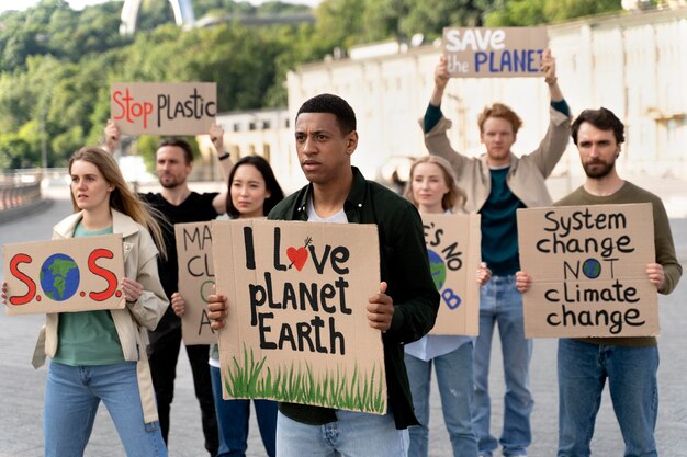 지구 온난화 시위에 함께 행진하는 사람들