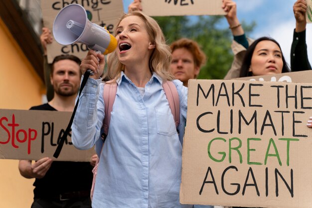 地球温暖化の抗議で一緒に行進する人々