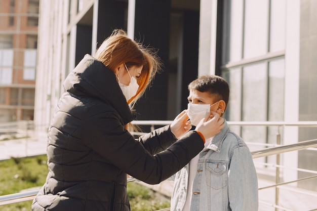 Люди в маске стоят на улице