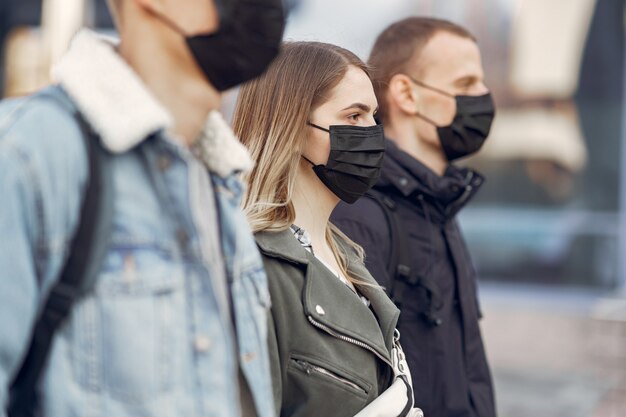 Люди в масках стоят на улице